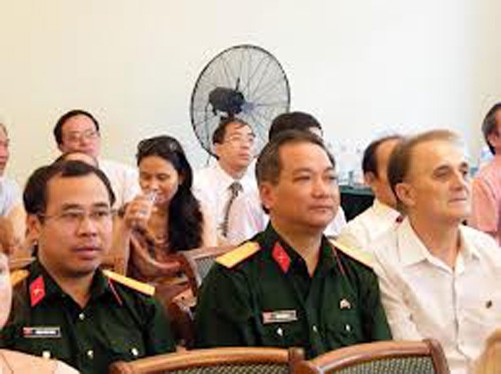 Ông V.D.Danilovich, ngoài cùng bên phải, trong một chuyến trở lại thăm Việt Nam.