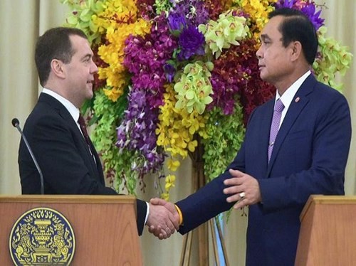 Thủ tướng Dmitry Medvedev và người đồng cấp Thái Lan Prayut Chan-o-cha tại cuộc gặ