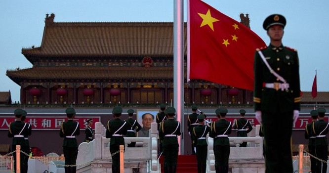 Nghi lễ thượng cờ tại quảng trường Thiên An Môn. Ảnh AP/ Alexander F. Yuan