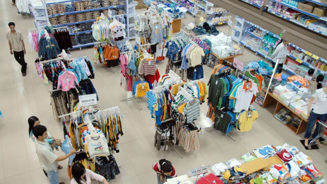 Người tiêu dùng mua sắm hàng thời trang tại siêu thị vinatexmart Tân Thuận (Q.4) - Ảnh: Thanh Đạm