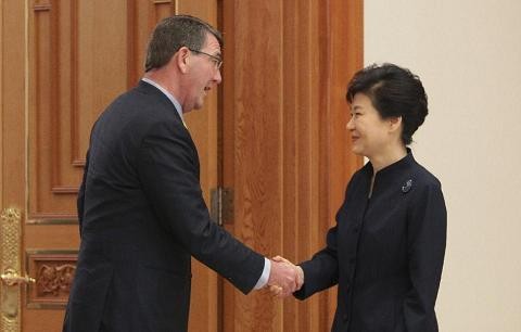 Bộ trưởng Quốc phòng Mỹ Carter và Tổng thống Hàn Quốc