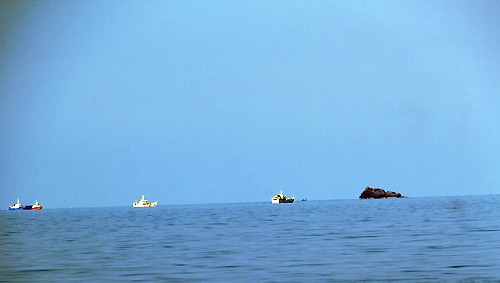 Các tàu tìm kiếm tại khu vực gần đảo Hòn Trứng. Ảnh:Hoàng Trường