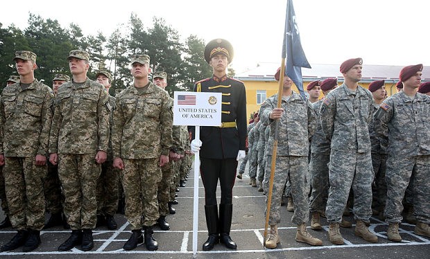 Binh sĩ Ukraine (bên trái) và các quân nhân Lữ đoàn 173 quân đội Mỹ tại lễ khai mạc diễn tập quân sự Rapid Trident NATO gần Yavorov, Ukraine