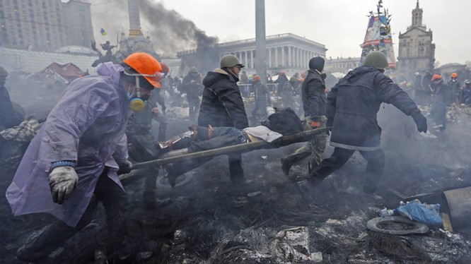 Một người bị thương trong cuộc đụng độ tháng 2/2014 tại Quảng trường Maidan. Ảnh: Reuters