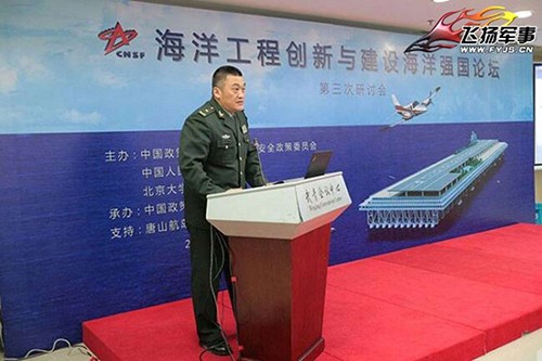 Sĩ quan quân đội Trung Quốc công bố dự án xây dựng các đảo nổi trên Biển Đông với mục đích quân sự. Ảnh: Huang Bohai News