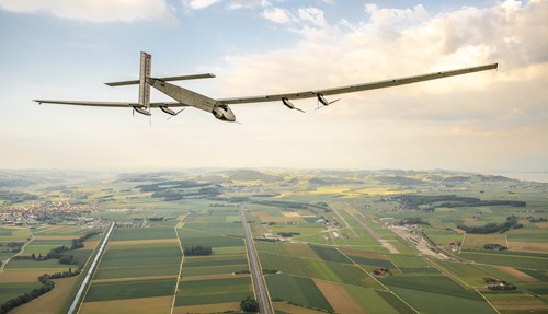 Chiếc máy bay “Solar Impulse II” chạy bằng năng lượng mặt trời lớn nhất thế giới.