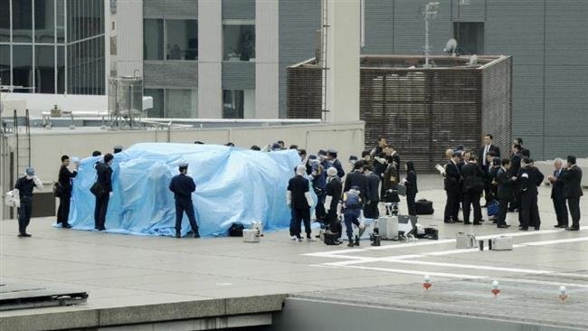 Cảnh sát điều tra Nhật Bản tại nơi phát hiện máy bay không người lái - Ảnh: Reuters