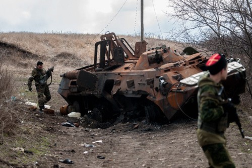 Xe quân sự Ukraine bị phá hủy trong cuộc giao tranh với lực lượng li khai ở thành phố miền đông Metalist ngày 23/3. Ảnh: AFP/TTXVN