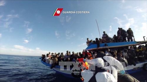 Thuyền của lực lượng cứu hộ bờ biển Italy trong một chiến dịch giải cứu những người nhập cư ngoài khơi đảo Sicily ngày 12/4. Ảnh: AFP/TTXVN 