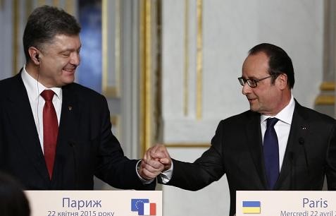 Tổng thống Pháp Hollande (bên phải) và người đồng cấp Ukraine Poroshenko