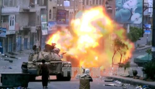 Lực lượng vũ trang trung thành với Tổng thống Yemen Abderabbo Mansour Hadi bắn hỏa lực nhằm vào phiến quân Houthi tại thành phố Taez ngày 20/4. Ảnh: AFP/TTXVN