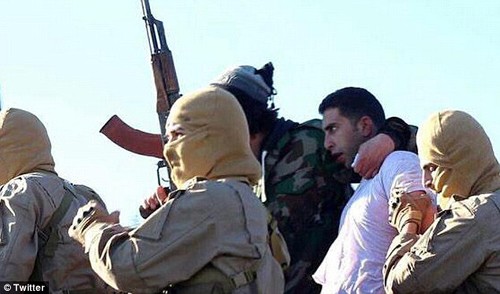 IS bắt giữ viên phi công người Jordan sau khi bắn hạ máy bay ở Syria hồi cuối năm 2014. Ảnh: DailyMail 