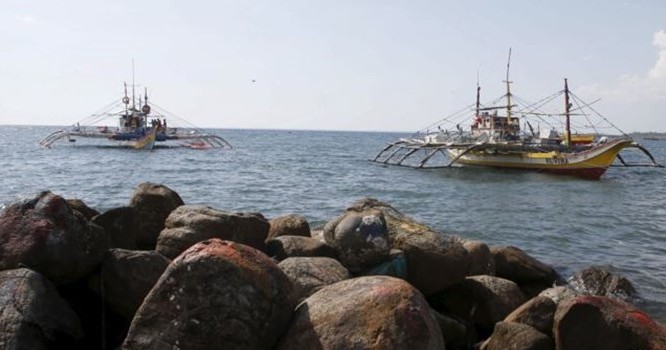 Tàu thuyền đánh cá của ngư dân Philippines bị tuần duyên Trung Quốc dùng vòi rồng tấn công trong khi neo đậu tại bờ biển của thị trấn Infanta, Pangasinan, miền bắc Philippines, ngày 22/4/2015. Ảnh Reuters