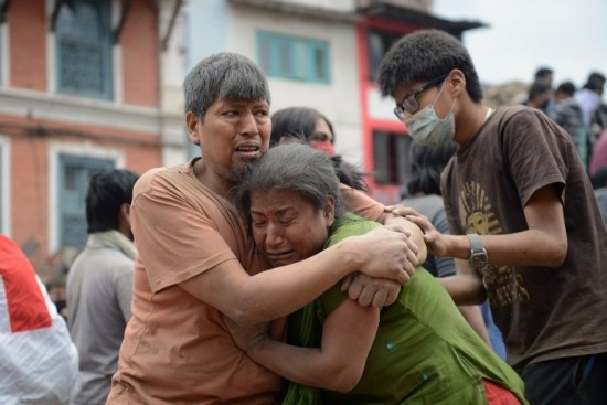 Sự hoảng sợ trên gương mặt người dân ở Kathmandu sau vụ động đất ngày 25-4 - Ảnh: AFP