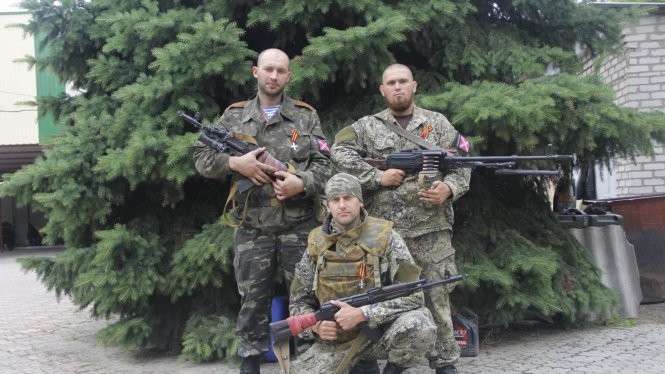 Ba tay súng người Hungary nhận huy chương St. George từ lực lượng ly khai ở Ukraine - Ảnh: politicalhotware.com