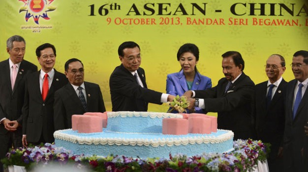 Các nhà lãnh đạo ASEAN và Thủ tướng Trung Quốc Lý Khắc Cường trong cuộc gặp chiều 9-10- 2013 tại Brunei - Ảnh: Reuters