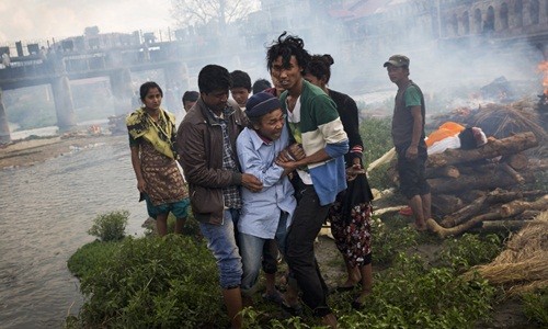 Người đàn ông Nepal suy sụp khi vừa dự đám tang của người thân thiệt mạng sau trận động đất. Ảnh: AP
