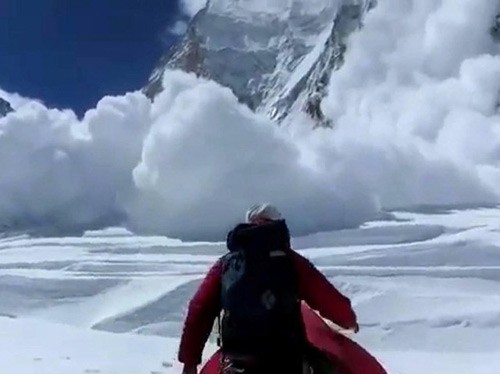Khoảnh khắc lở tuyết chôn vùi trại leo núi Everest