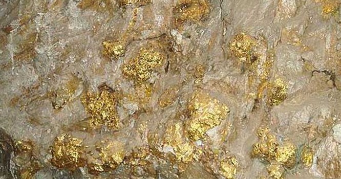 Tịch thu hơn 1,5 tấn quặng vàng “vô chủ” bên bờ sông