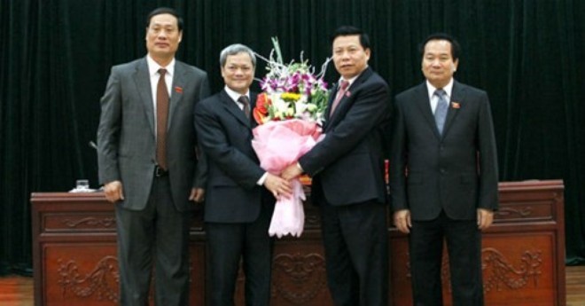 Ông Nguyễn Tử Quỳnh, tân Chủ tịch UBND tỉnh Bắc Ninh (thứ hai từ trái sang). Ảnh: bacninh.gov.vn.