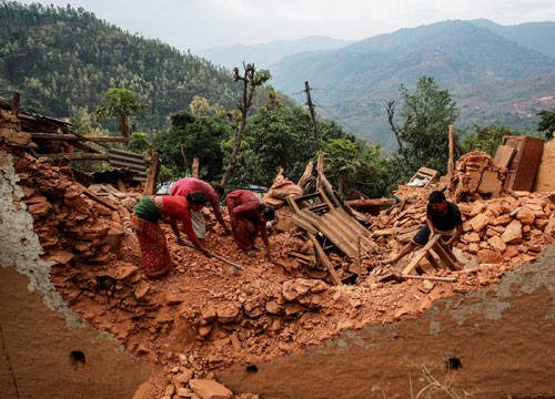 Người dân bới tìm tài sản trong những đống đổ nát sau động đất ở một ngôi làng tại Sindhupalchowk, Nepal. Ảnh: Reuters