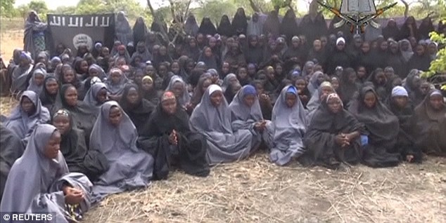 Những nữ sinh tại thị trấn Chibok bị bắt cóc vào tháng 4/2014 trong đoạn băng do Boko Haram tung ra. (Ảnh: Reuters) 