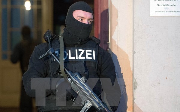 Cảnh sát Đức tham gia chiến dịch truy quét ngày 16/1 tại Berlin. (Nguồn: AFP/TTXVN)