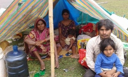 Một gia đình phải sống trong cảnh "màn trời chiếu đất" tại Kathmandu sau động đất. Ảnh: Guardian 