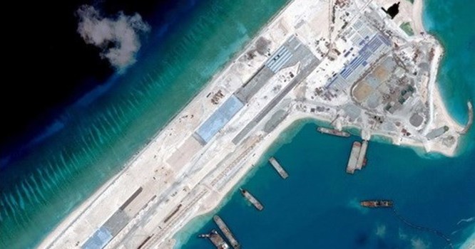 Ảnh vệ tinh cho thấy công trình xây đường băng của Trung Quốc tại bãi Đá Chữ Thập thuộc Quần đảo Trường Sa của Việt Nam - Ảnh: Reuters 