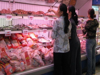 Người tiêu dùng chọn mua thịt gà nhập tại siêu thị Co.opmart Nguyễn Đình Chiểu (Q.3, TP,HCM) - Ảnh: H.Nhựt