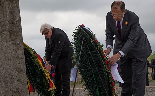 Ngoại trưởng Đức Frank-Walter Steinmeier (trái) và Ngoại trưởng Nga Sergey Lavrov đặt vòng hoa tại Đài tưởng niệm các chiến sỹ Xô Viết thiệt mạng trong Thế chiến 2 ở Volgograd. (Nguồn: AFP)