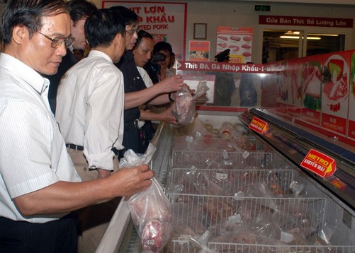 Kiểm tra mặt hàng thịt lợn nhập ngoại tại siêu thị Metro.