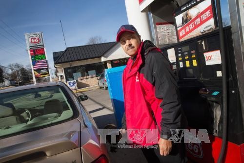 Một người dân mua xăng tại trạm xăng ở Dellwood, bang Missouri, Mỹ. Ảnh: AFP-TTXVN