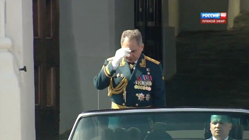 Hành động "đặc biệt" của Bộ trưởng Shoigu tại Lễ duyệt binh trên quảng trường Đỏ. Ảnh chụp qua màn hình TV