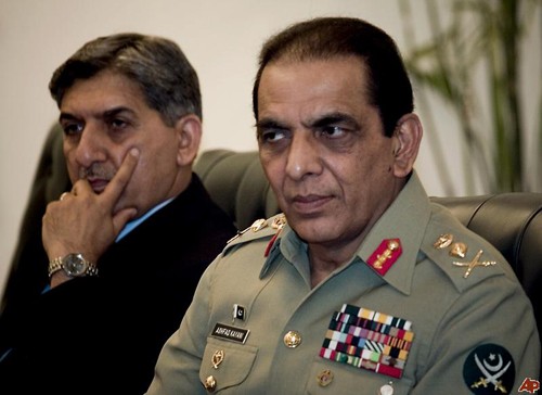 Tư lệnh quân đội Pakistan Ashfaq Parvez Kayani (phải) và Giám đốc ISI Ahmed Shuja Pasha thời còn đương chức. Ảnh: AP
