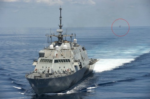Tàu khu trục Trung Quốc (khoanh tròn) bám theo tàu USS Fort Worth của Mỹ. Ảnh: US Navy