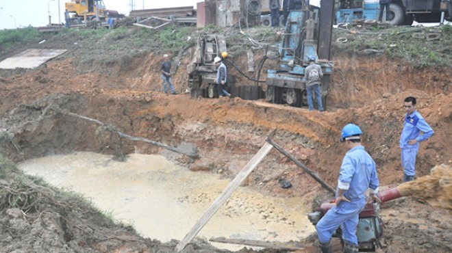 Hiện trường đường ống cấp nước sông Đà đã vỡ lần thứ 9. Trong ảnh: công nhân khắc phục sự cố vỡ đường ống - Ảnh: Q.Thế