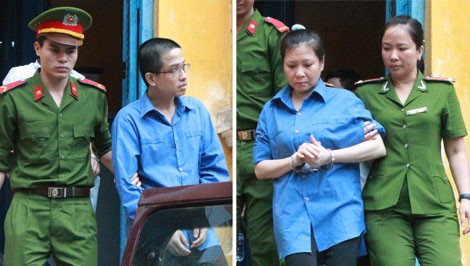 Nguyễn Lê Sang và Phạm Thị Kim Loan sau phiên tòa.