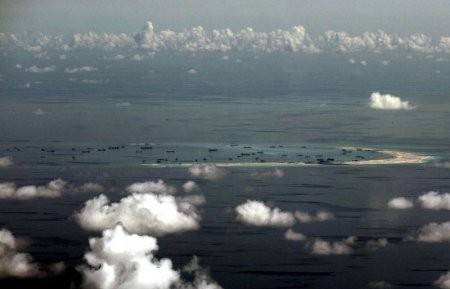 Một bức không ảnh chụp từ máy bay quân sự Philippines cho thấy Trung Quốc đang nỗ lực xây đảo nhân tạo trên đảo Đá Vành Khăn (Mischief Reef ) thuộc quần đảo Trường Sa.
