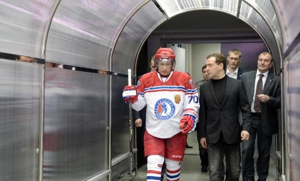 Điều đặc biệt là Thủ tướng Dmitry Medvedev cũng tham gia sự kiện thể thao này với tư cách cổ động viên. Ảnh: Rianovosti