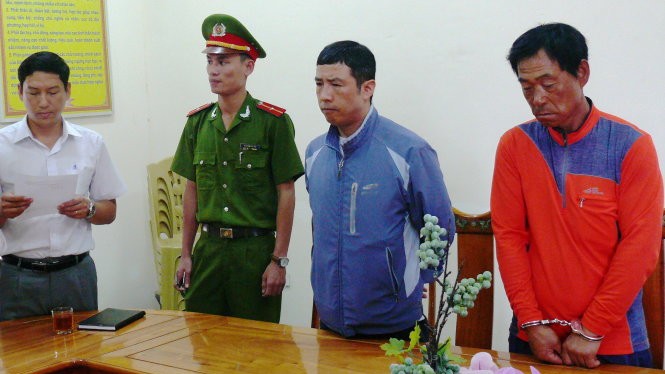 Cơ quan công an đọc lệnh khởi tố bắt tạm giam đối với Lee Jae Myecong (áo đỏ) và Jong Wook (áo khoác xanh) - Ảnh: Văn Định