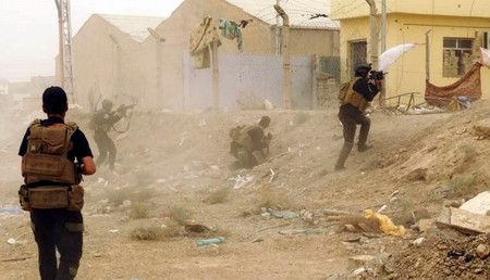 Lực lượng an ninh Iraq chống đỡ không nổi trước các đợt tấn công của IS, dù nhận được hỗ trợ từ bom đạn liên quân 