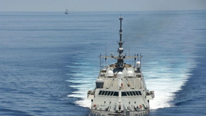 Tàu chiến USS Fort Worth tuần tra thường kỳ trên vùng biển quốc tế gần quần đảo Trường Sa của Việt Nam trên biển Đông ngày 11-5-2015. Phía sau là tàu khu trục tên lửa dẫn đường Yancheng (FFG 546) của hải quân Trung Quốc đeo bám - Ảnh: US Navy