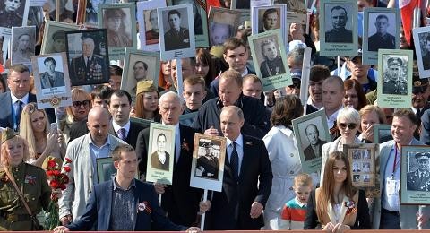 Tổng thống Putin giữa cuộc diễu hành của Trung đoàn Bất tử 