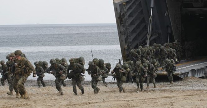 Binh sĩ Thủy Quân Lục Chiến Hoa Kỳ trong một cuộc tập trận đổ bộ trên bờ biển Pohang. Ảnh Reuters