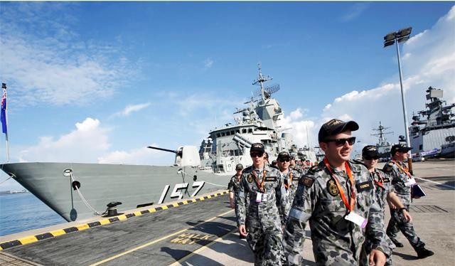 Hơn 180 công ty và phái đoàn từ 40 nước tham gia triển lãm Quốc phòng Hàng hải Quốc tế (IMDEX) từ ngày 19 đến 21/5. Trong ảnh, hải quân Australia đi lại gần tàu khu trục nhỏ HMAS Perth lớp Anzac của nước này đỗ tại Singapore. Ảnh: Reuters