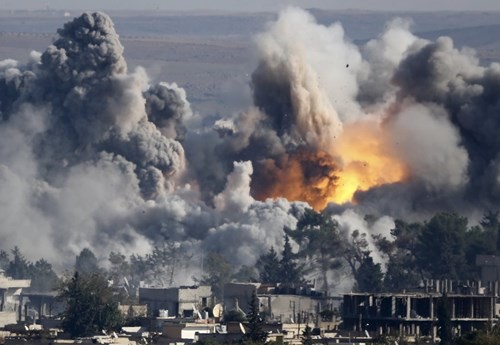 Thị trấn Kobani của Syria ngập trong lửa đạn - Ảnh: Reuters
