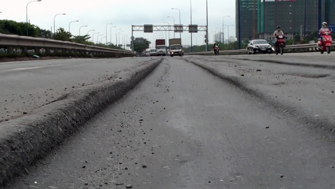 Mặt đường Mai Chí Thọ (đoạn giáp cầu vượt Cát Lái) đang bị lún nghiêm trọng, tạo thành những đường rãnh kéo dài, sâu 10-15 cm. Người dân gọi đây là "ruộng bậc thang" trên đại lộ được cho là hiện đại nhất TP HCM.