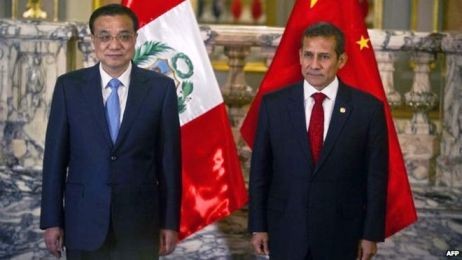 Tổng thống Peru Ollanta Humala (phải) và Thủ tướng Trung Quốc Lý Khắc Cường. Ảnh: AFP