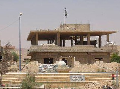 Cờ của IS được cắm lên tại một địa điểm tại thành cổ Palmyra (Ảnh: Telegraph)